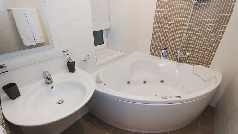Deluxe 2 Bedroom Apartment Near Kreschatyk - 4001