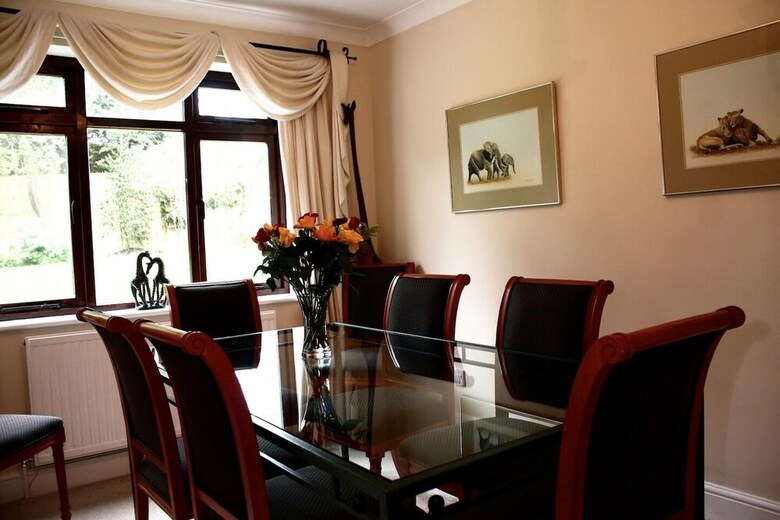 Bed & Breakfast Spacious Homestay With Parking