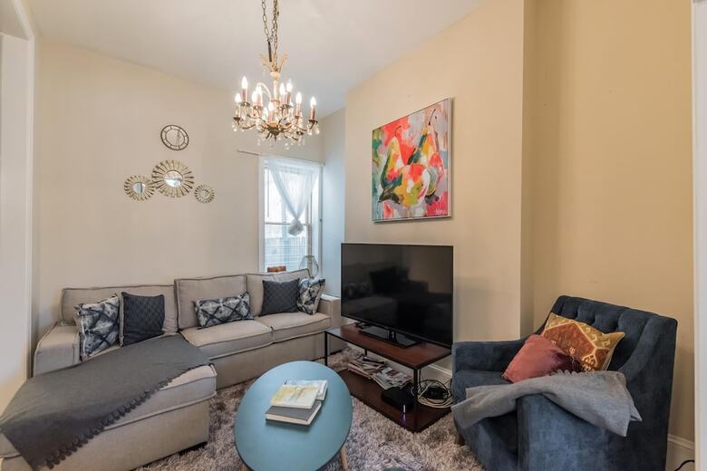 Villa 2439 Grays Ferry