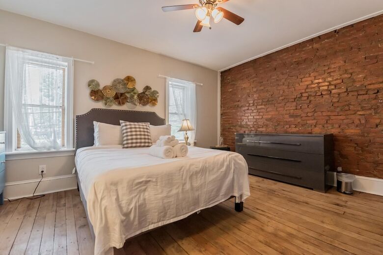 Villa 2439 Grays Ferry