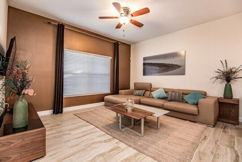4 Bedroom 3 Bathroom Town Home With Pool