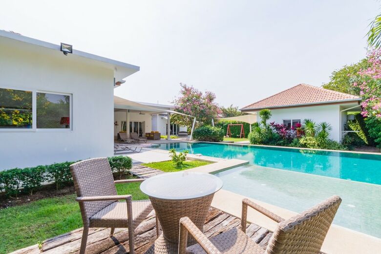 Luxury 5 Bedroom Pool Villa Js