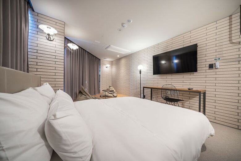 Gray Hotel