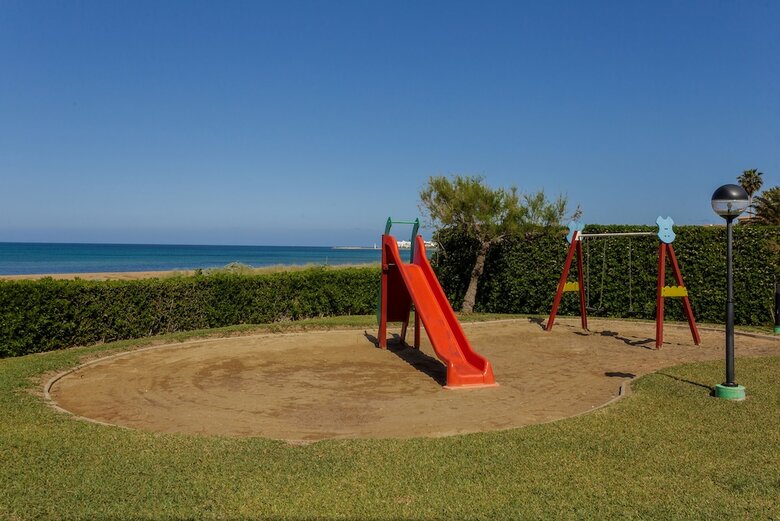 Beautiful 2-bed First Beach Line Apartment For 6