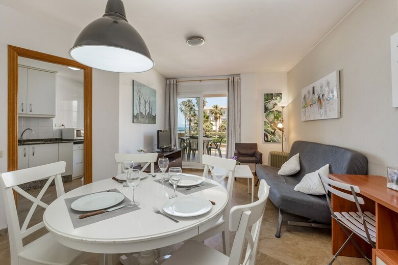 Beautiful 2-bed First Beach Line Apartment For 6