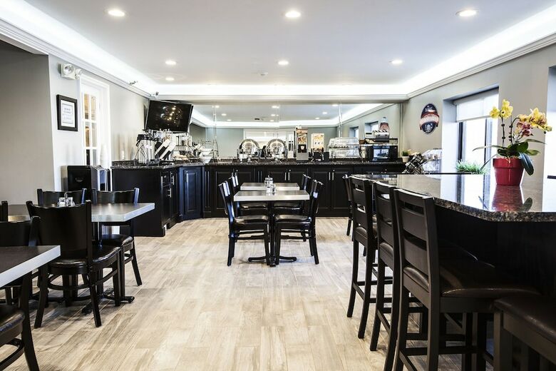 Hotel Baymont By Wyndham Glenview
