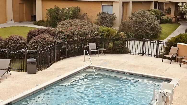 Hotel Quality Inn And Suites