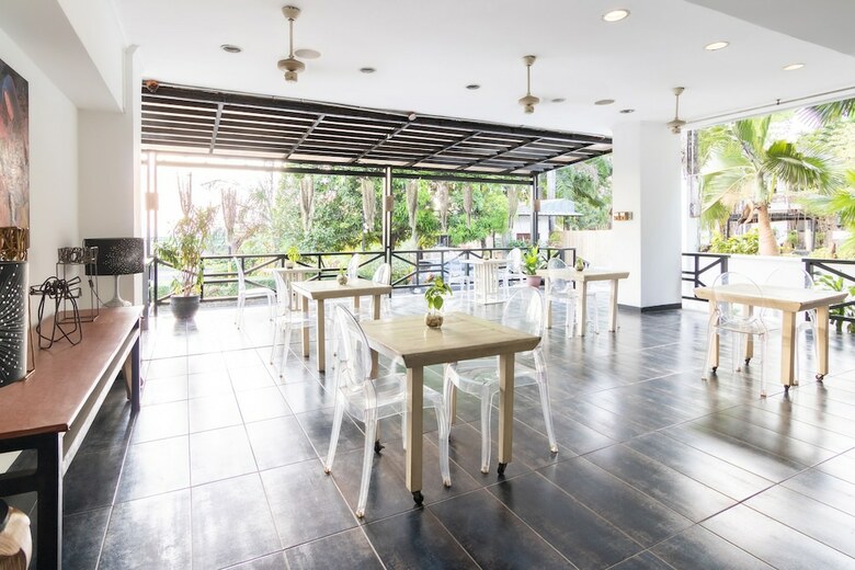 Oyo 185 Seven Suites Observatory Hotel