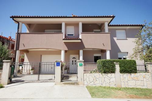 Apartments Ema