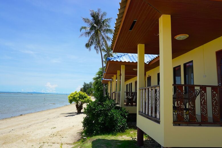 Hostal The Beach Village - Hostel