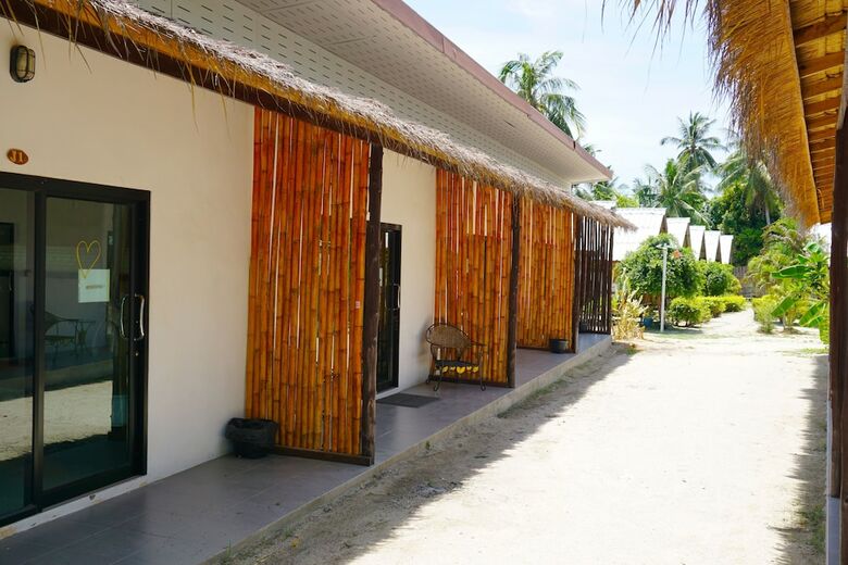 Hostal The Beach Village - Hostel