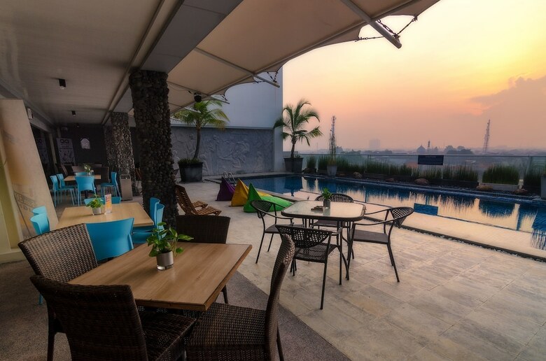 Hotel The Square Surabaya