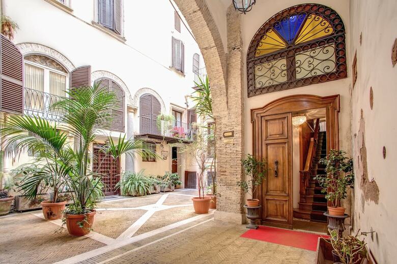 Navona Gallery & Garden Suites B&B