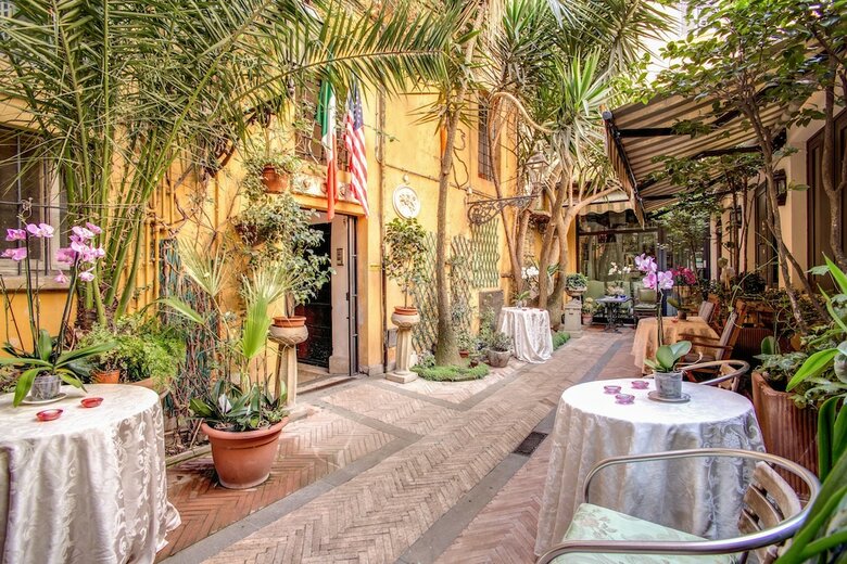 Navona Gallery & Garden Suites B&B