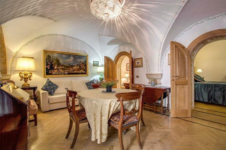 Navona Gallery & Garden Suites B&B