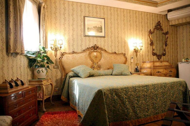 Navona Gallery & Garden Suites B&B