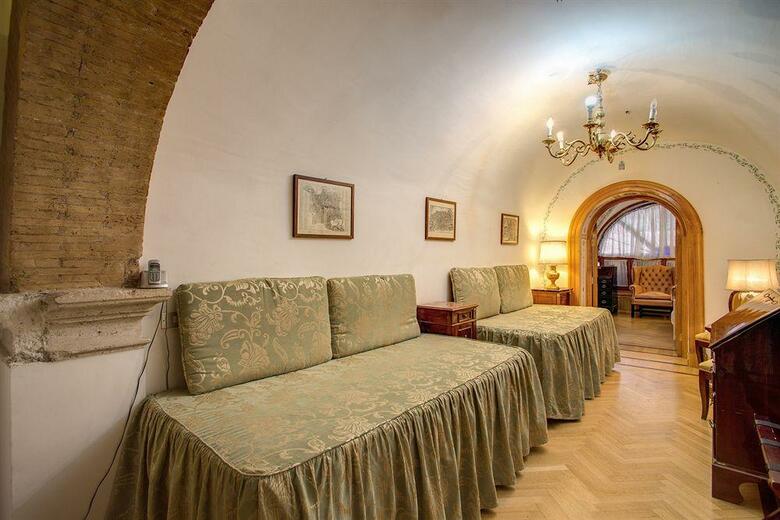 Navona Gallery & Garden Suites B&B