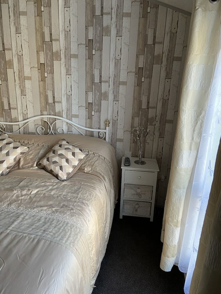 Villa Impeccable 2-bed Lodge In Whitley Bay