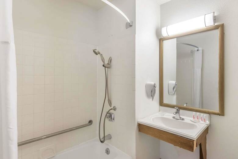 Motel Super 8 By Wyndham Hartford