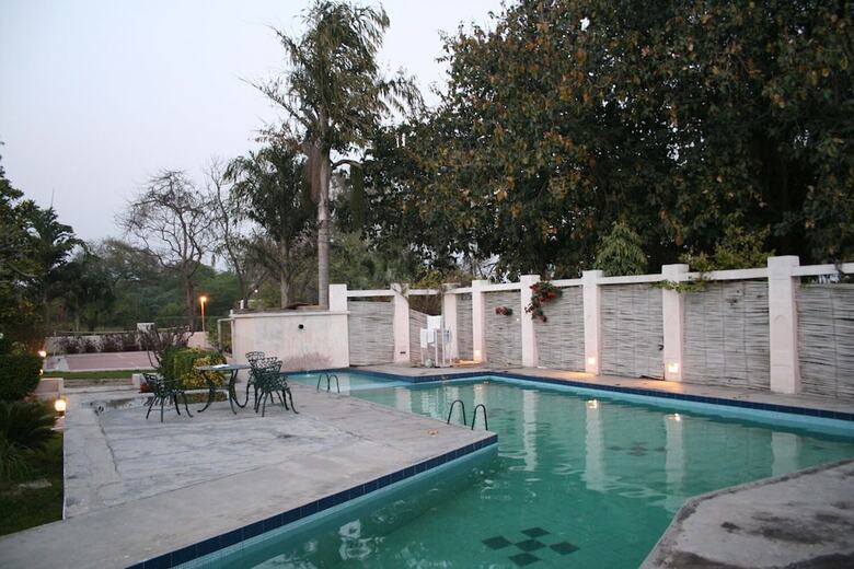 Hotel Aamod Mudfort Kuchesar