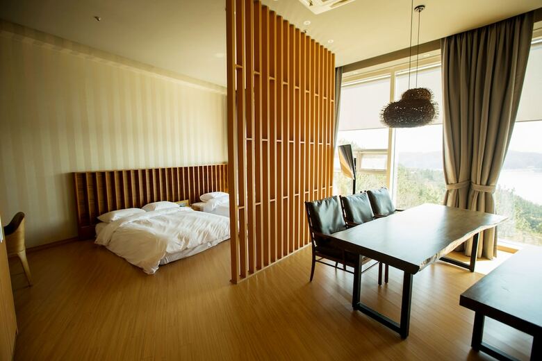 Asia Lakeside Hotel