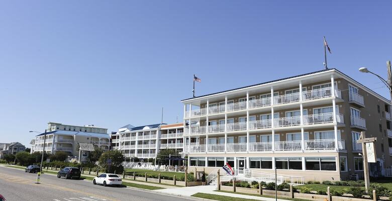 Hotel La Mer Beachfront Resort