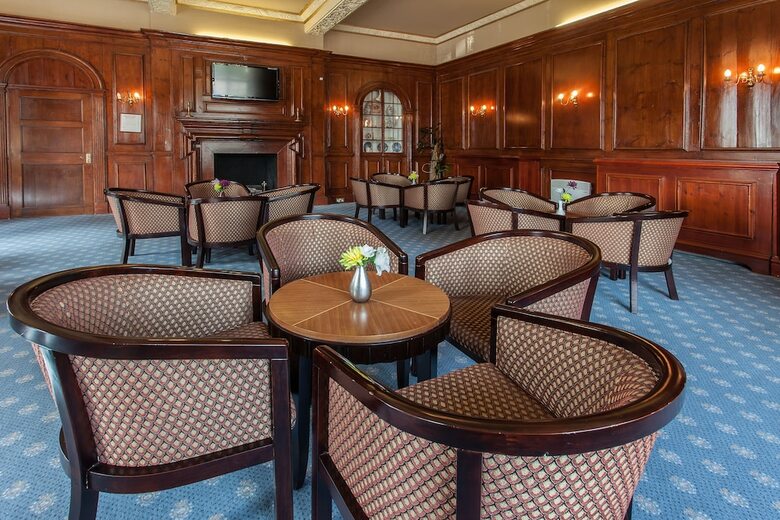 Russ Hill Hotel