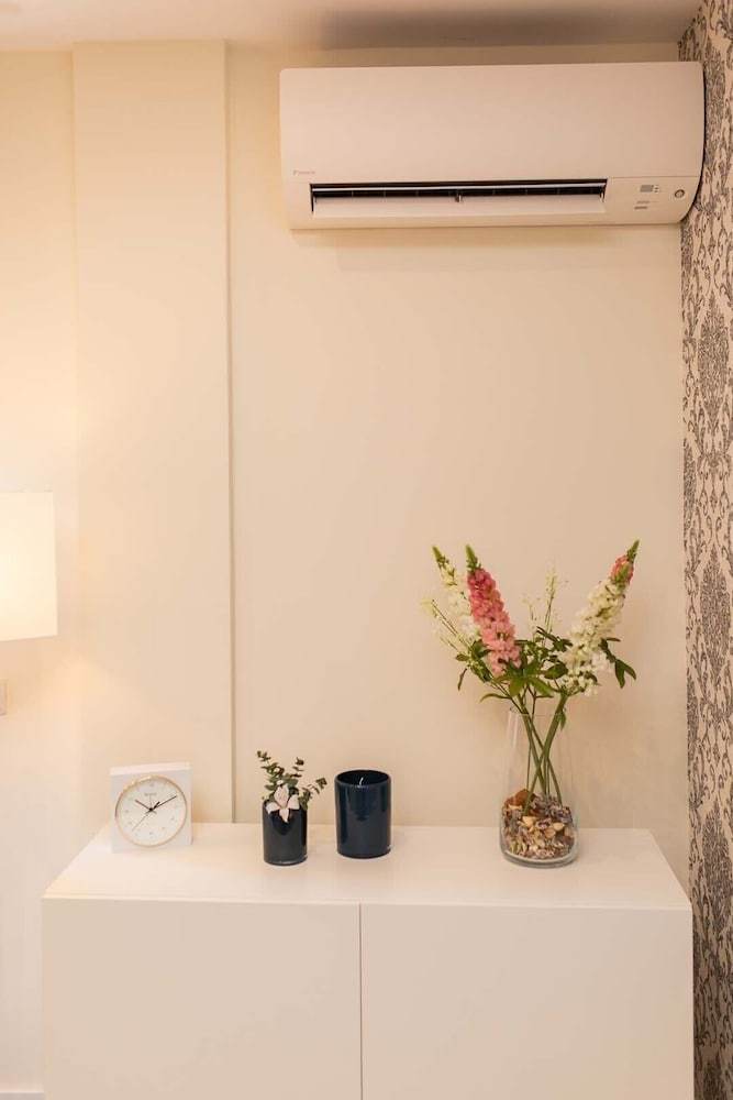 City Center Chic Apartment, Balcony