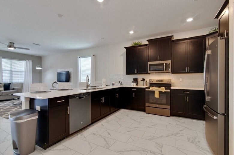 Champions Gate 1585 - Eight Bedroom Pool Home