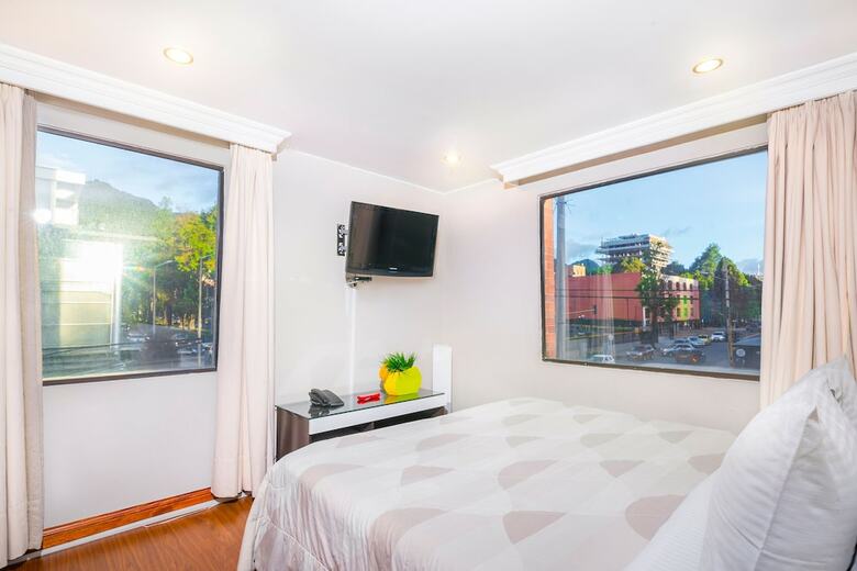 Aparthotel Lloyd's Apartasuites Parque 93
