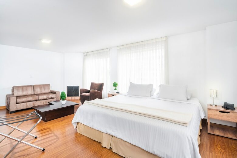 Aparthotel Lloyd's Apartasuites Parque 93