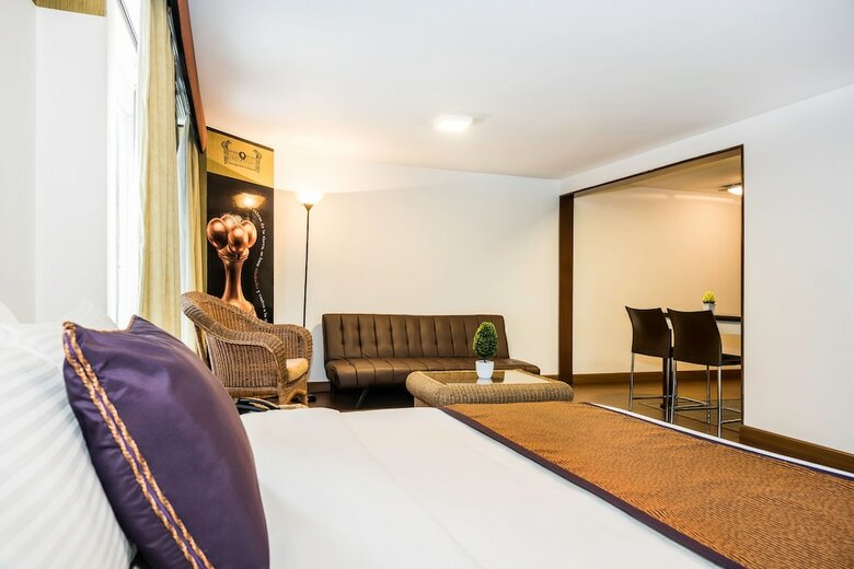 Aparthotel Lloyd's Apartasuites Parque 93