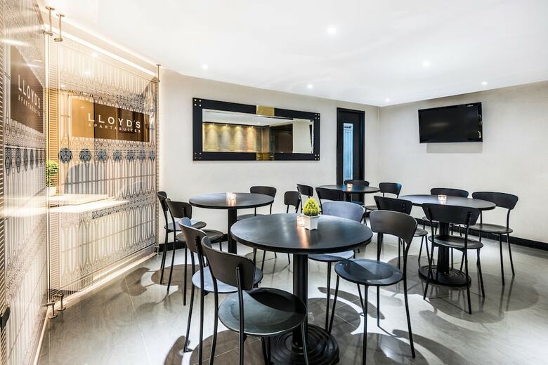 Aparthotel Lloyd's Apartasuites Parque 93