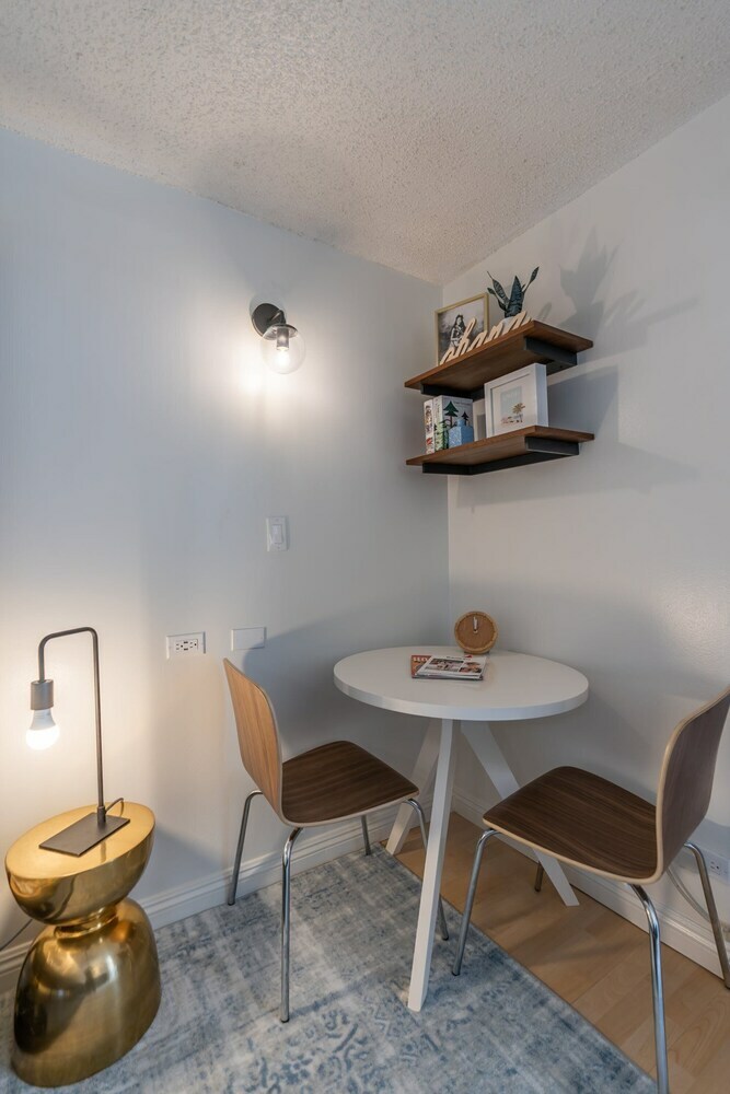 Newly Renovated Studio Two Blocks From The Beach