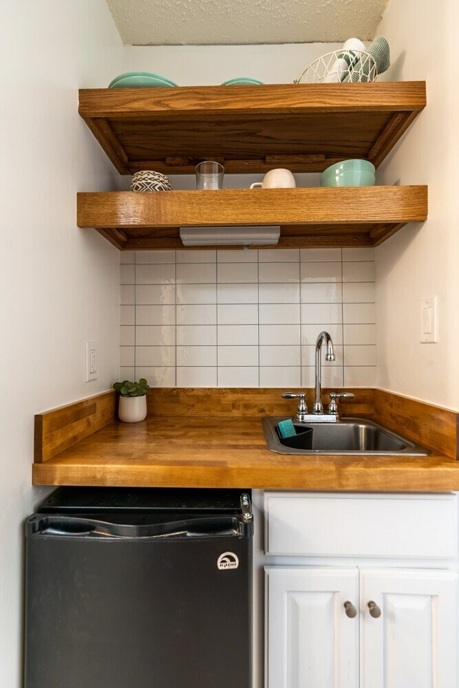 Newly Renovated Studio Two Blocks From The Beach