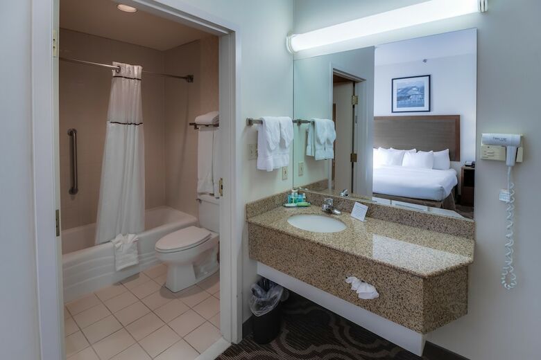 Hotel Ashmore Inn And Suites