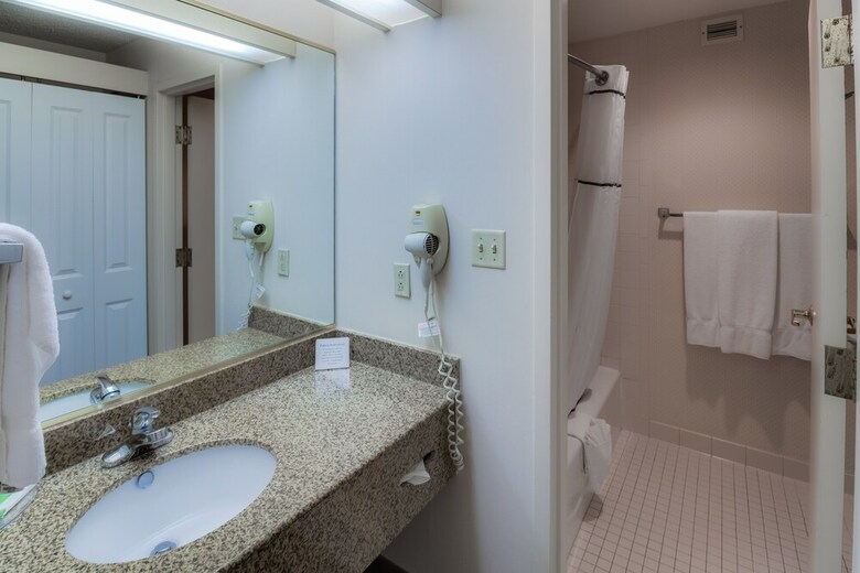 Hotel Ashmore Inn And Suites