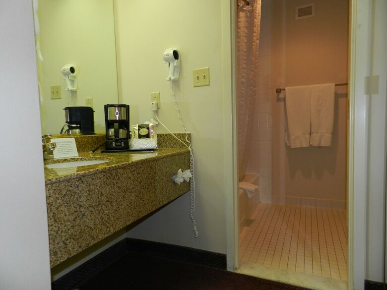 Hotel Ashmore Inn And Suites