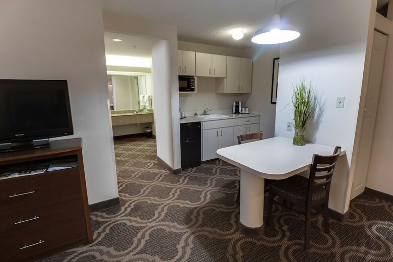 Hotel Ashmore Inn And Suites