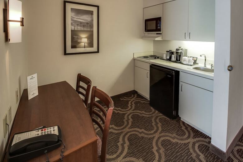 Hotel Ashmore Inn And Suites