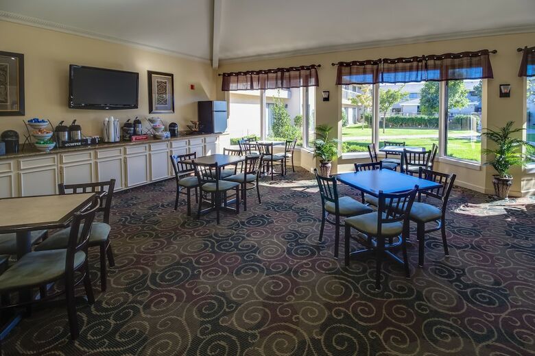 Hotel Ashmore Inn And Suites