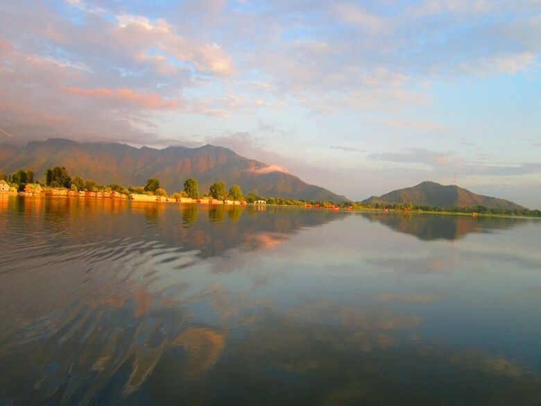 Wangnoo Houseboats