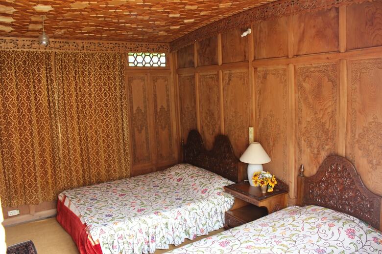 Wangnoo Houseboats