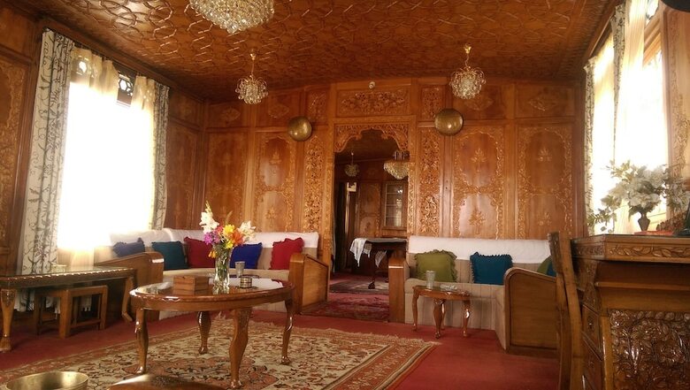 Wangnoo Houseboats
