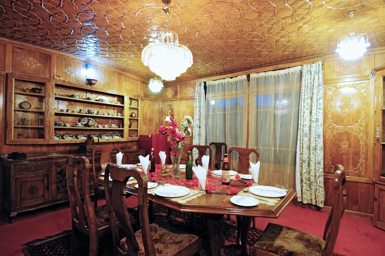 Wangnoo Houseboats