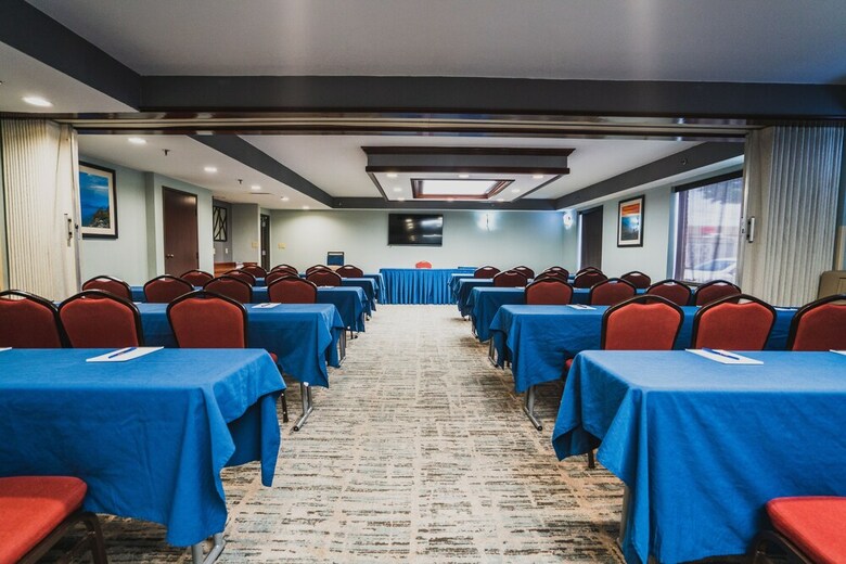 Hotel Comfort Suites Outlet Center