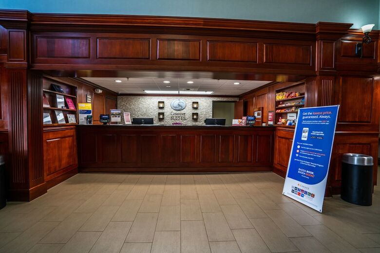 Hotel Comfort Suites Outlet Center