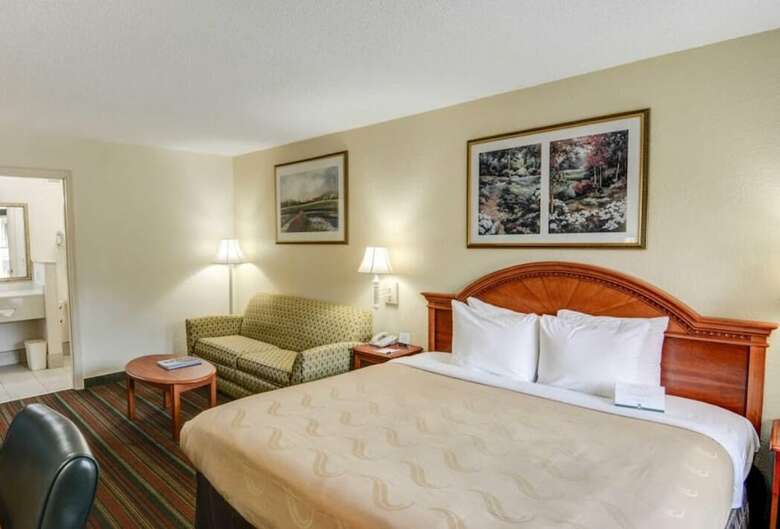 Hotel Comfort Suites Outlet Center