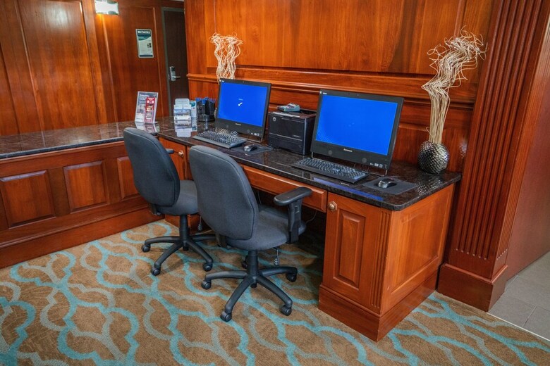 Hotel Comfort Suites Outlet Center