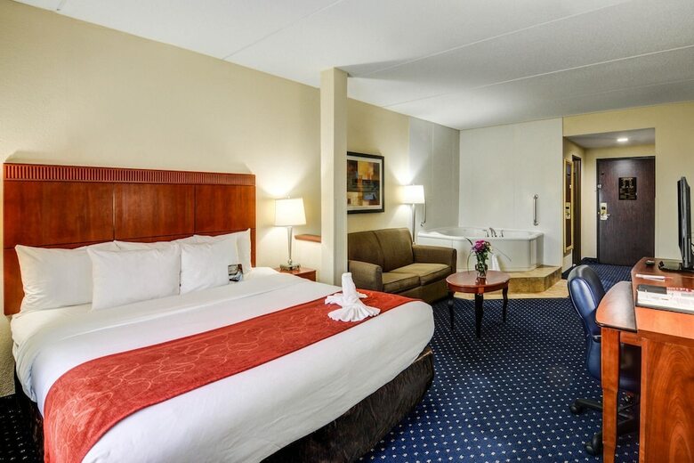 Hotel Comfort Suites Outlet Center